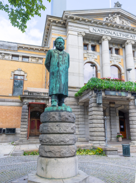 Pomnik Henryka Ibsena przed budynkiem Teatru Narodowego w Oslo