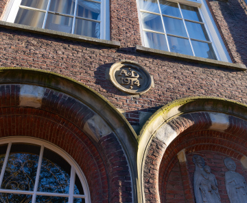 Kamienny Detal z datą 1914 na fasadzie budynku