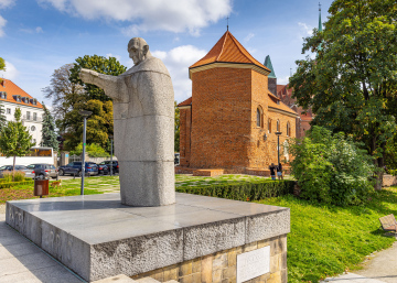 Kościół św. Marcina we Wrocławiu i pomnik Jana XXIII