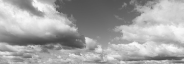 Chmury na Niebie - zdjęcie czarno-białe