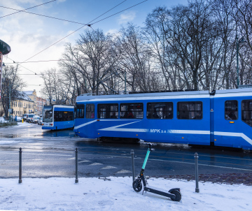 MPK w Krakowie, niebieskie tramwaje na skrzyżowaniu