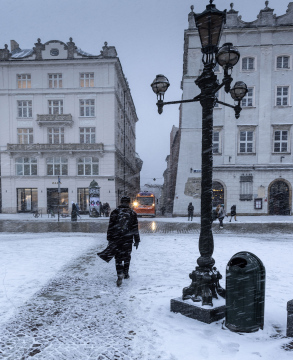Człowiek na Krakowskim Rynku, opady śniegu