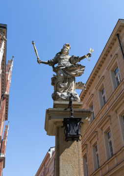 Figura Matki Bożej Łaskawej - Kraków, ul. Jagiellońska