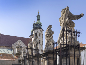 Kościół Św. Andrzeja Apostoła oraz figury przed kościołem Św. Piotra i Pawła w Krakowie
