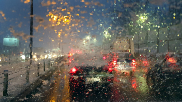 Miejski Ruch Samochodowy w Czasie Deszczu