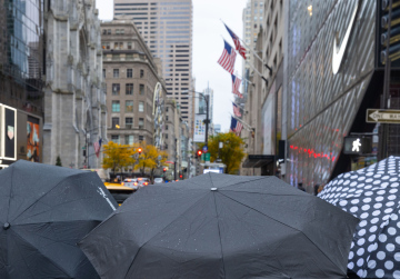 Nowy Jork w Czasie Deszczu, przechodnie z parasolami