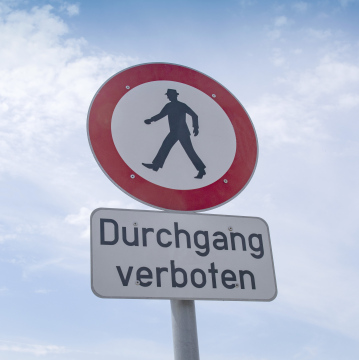 Przejście Wzbronione napis na znaku w języku niemieckim