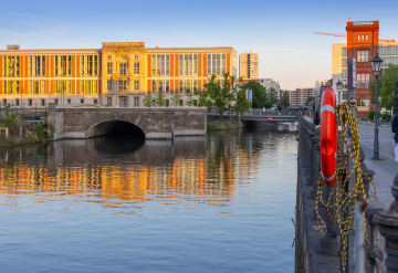 Most Schleusenbrücke nad Sprewą w Berlinie - zdjęcie stockowe
