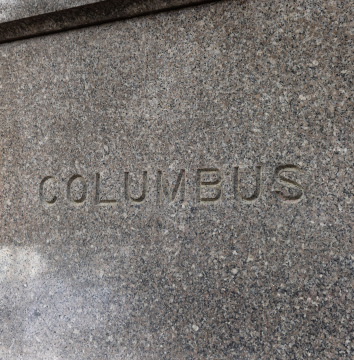 Litery Wygrawerowane w Granitowym cokole pomnika Kolumba