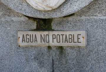 Woda Niezdatna do Picia Napis po Hiszpańsku - zdjęcie stockowe