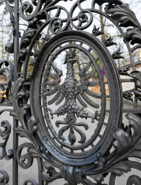 Orzeł, element z kutej stali na bramie Klasztoru na Skałce, zdjęcie stockowe