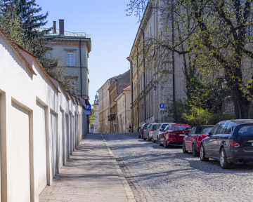 Samochody Zaparkowane przy Ulicy Poselskiej