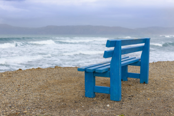 Fale na Morzu i niebieska ławka