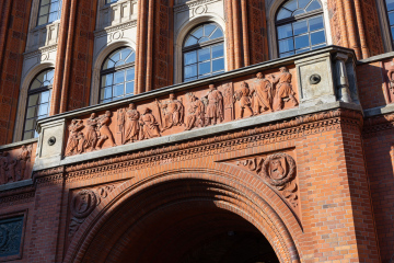 Detal architektoniczny z terakotową płaskorzeźbą na Czerwonym Ratuszu (Rotes Rathaus) w Berlinie