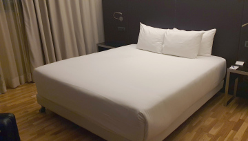 Łóżko w pokoju hotelowym