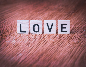 Love - napis na drewnianych klockach