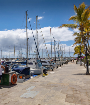 Puerto de Mogan, Gran Canaria, marina z zacumowanymi łodziami