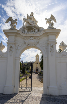 Zabytkowa Brama Wejściowa Cmentarza w Klosterneuburg