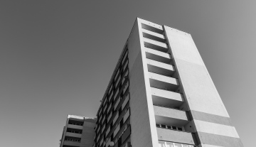 Budynek Mieszkalny, czarno-białe zdjęcie