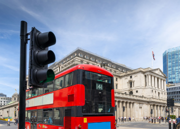 Czerwony Autobus i Ruch Uliczny przy Bank Station w Londynie; zdjęcie stockowe 