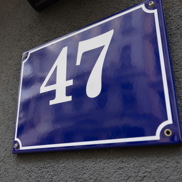 Numer domu 47, niebieska tabliczka na fasadzie budynku