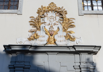 IHS - napis - Detal Architektoniczny