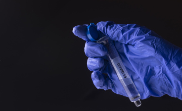 Covid-19, dłoń w niebieskiej rękawicy, test, wirus