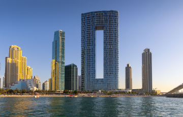 Wysokie budynki w Dubaju obok plaży