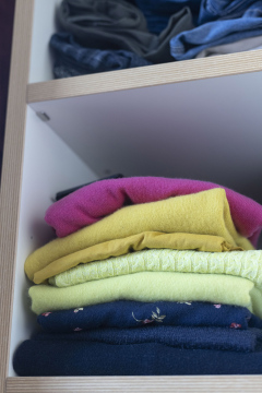 Ubrania na półce w szafie