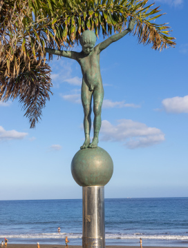 Equilibrista - statua chłopca na kuli - San Agustin