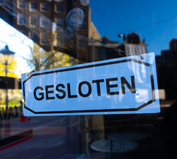 Zamknięte - wywieszka na drzwiach sklepu w Holandii.