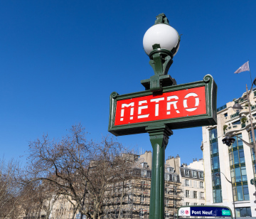 Metro w Paryży, napis przy wejściu do stacji
