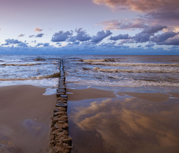 Zachód Słońca na Plaży z Falochronami