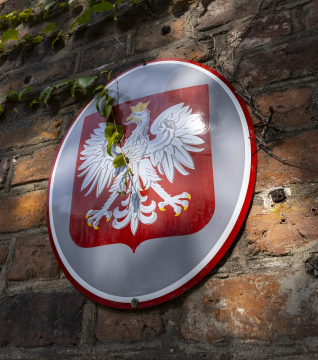 Biały Orzeł, Godło Polski na ścianie budynku