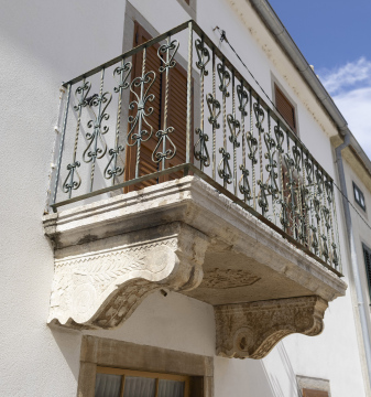 Zabytkowy Balkon z Balustradami