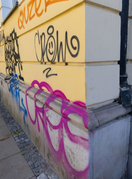 Graffiti, elewacja budynku pomalowana sprayem