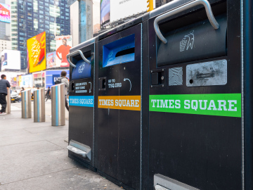 Segregacja Śmieci na Times Square w Nowym Jorku - zdjęcie stockowe