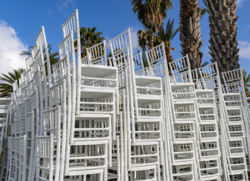 Białe krzesła ułożone piętrowo - zdjęcie stockowe