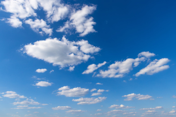 Czyste Niebieskie Niebo i jasne chmury - darmowe zdjęcie