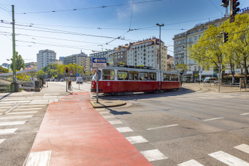 Tramwaj na Schwedenplatz w Wiedniu