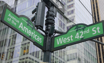Znak, napis Green West 42nd Street i Avenue of the Americas 6th Bryant Park, Nowy Jork