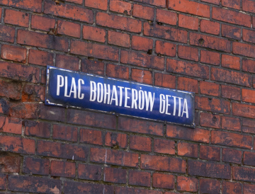 Plac Bohaterów Getta we Wrocławiu - tabliczka z napisem 