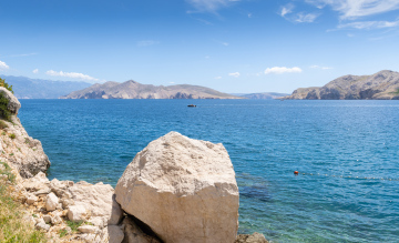 Widok na Wyspę Otok z plaży Baska. Chorwacja, Darmowe Zdjęcie.