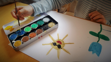 Malowanie Farbkami Przez Dzieci