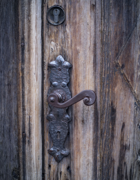 Stare Drzwi z Żelaznym Zamkiem i Klamką