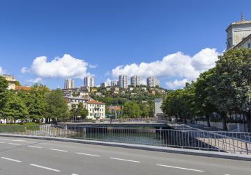 Rijeka, centrum miasta i widok na osiedle mieszkaniowe na wgórzu