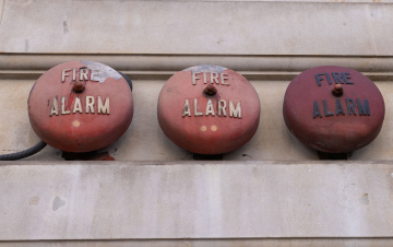 Alarm przeciwpożarowy, zabytkowy sygnalizator na ścianie budynku