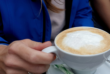 Filiżanka Cappuccino w Dłoni