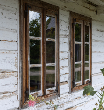Drewniane okna w starym domu