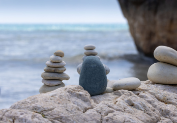 Kamienie w małych stosach na plaży - zdjęcie stockowe